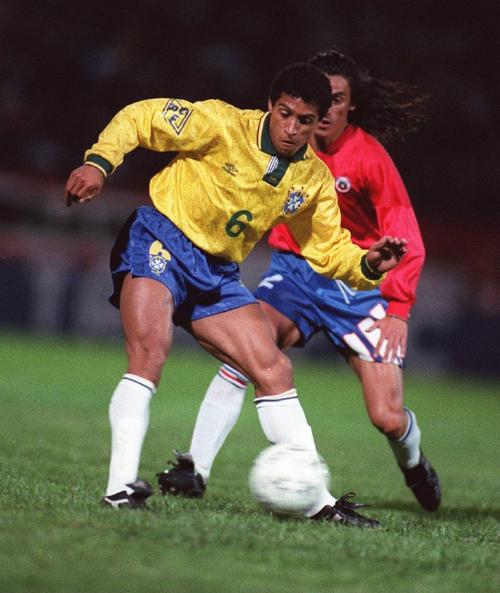 罗伯特卡洛斯踢什么位置,罗伯特卡洛斯踢过右后卫吗