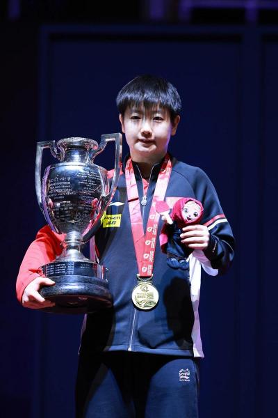 奥运乒乓史上唯一蝉联两届冠军的中国运动员是，蝉联两届奥运会乒乓球冠军